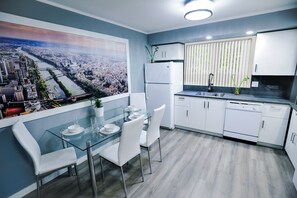 Casa de ciudad de lujo, varias camas, para no fumadores | Cocina privada | Refrigerador con congelador, microondas, horno y parrilla de estufa 