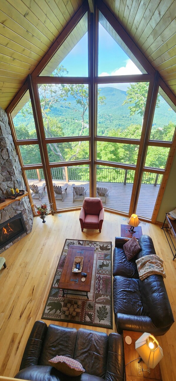 Smart TV, fireplace, video games, DVD player - Panoramic Long Range Mountain Views on 4ac, Hot Tub, Pool Table, Arcade, Firepit (West Jefferson)