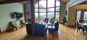 Smart TV, fireplace, video games, DVD player - Panoramic Long Range Mountain Views on 4ac, Hot Tub, Pool Table, Arcade, Firepit (West Jefferson)