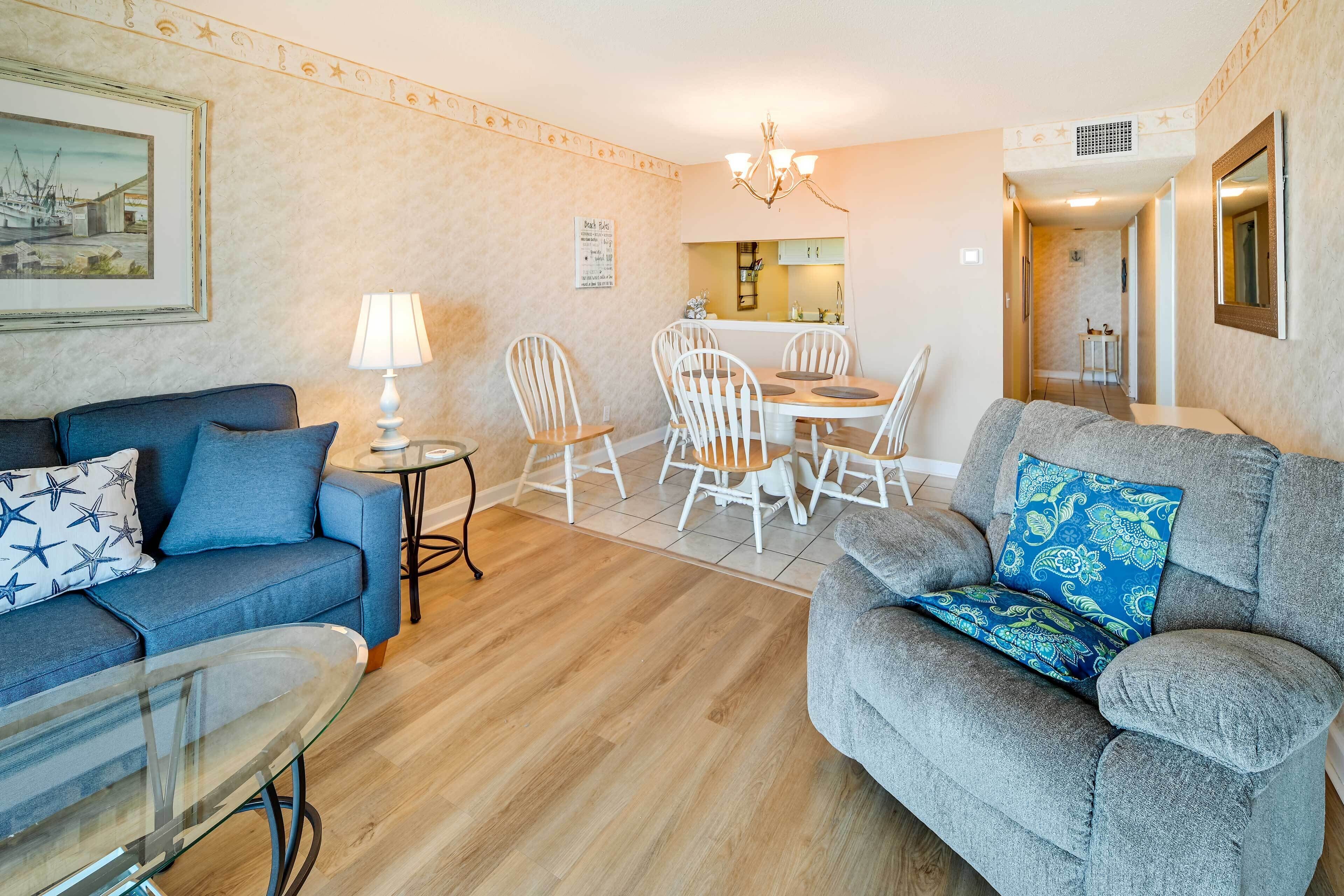 Lovely Condo w/ Pool - Walk to Family Kingdom!