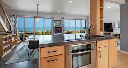 3 BR Modern Lakefront Home 2miles from C.P. and Sports Force Winter Stays!!