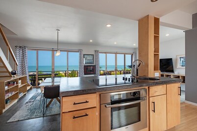 3 BR Modern Lakefront Home 2miles from C.P. and Sports Force Winter Stays!!