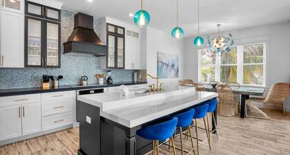 Luxury 7 Bedroom Home! Beach views, Private Pool, Spa, and Rooftop Deck!