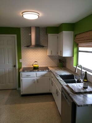 Frigorifero, microonde, forno, piano cottura