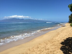 Sulla spiaggia, lettini da mare, teli da spiaggia