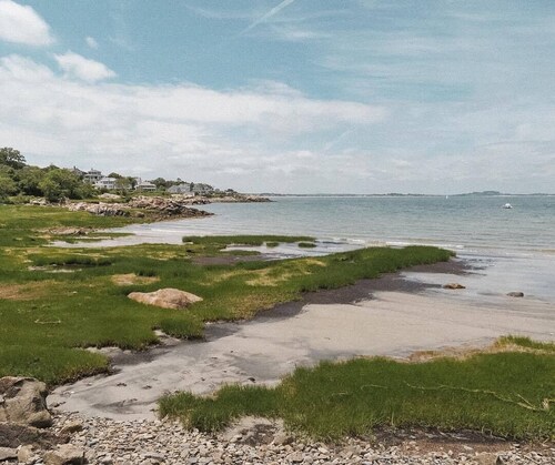 Gloucester: 5 Bedroom Summer Cottage with Sunset Views and Private Beach Access