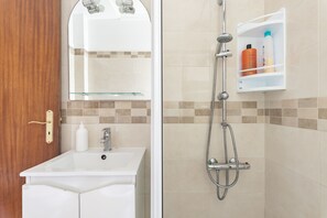 Een douche, een haardroger, een bidet, handdoeken