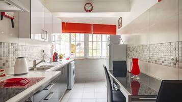 Réfrigérateur, micro-ondes, plaque de cuisson, cafetiÚre/bouilloire