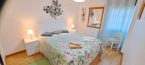 1 slaapkamer, een strijkplank/strijkijzer, gratis wifi, beddengoed