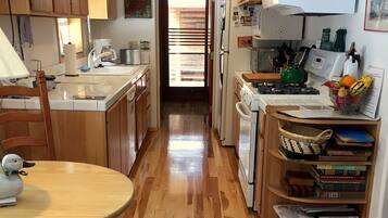 Een koelkast, een magnetron, een oven, een kookplaat