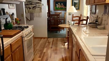 Køleskab, mikrobølgeovn, ovn, kogeplade