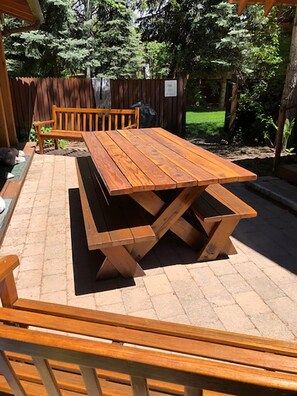Outdoor dining - Dog-Friendly Fishing/Ski Log Home by River/Mountain – a Feeling of Old Ketchum (Ketchum)