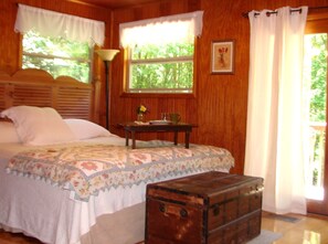 3 habitaciones, escritorio y tabla de planchar con plancha 