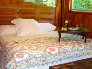 3 habitaciones, escritorio y tabla de planchar con plancha 