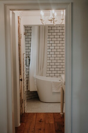 Haartrockner, Handtücher, Seife, Shampoo