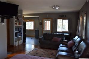 TV, DVD player, books, video library - LOVELY SECLUDED STUDIO - Two miles from Soldotna! (Soldotna)