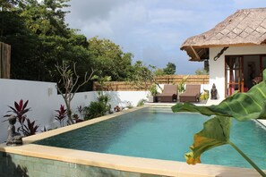 Piscine à débordement