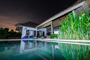 Piscine à débordement