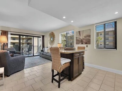 Walk to Beach & Rooftop Pool by Luxury Resorts