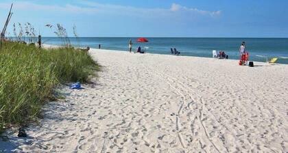 Walk to Beach & Rooftop Pool by Luxury Resorts