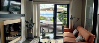 White Rock, Devidamente Licenciado, com 2 Camas Modernas e Vista Para o mar -1 Minutos a pé da Praia!