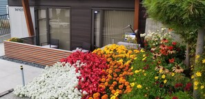 Property grounds - Ocean View White Rock Modern 2 Bedroom. 1 min walk to beach! BC & City licensed. (White Rock)