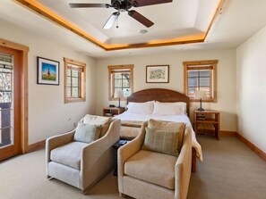 3 bedrooms, desk, iron/ironing board, travel crib