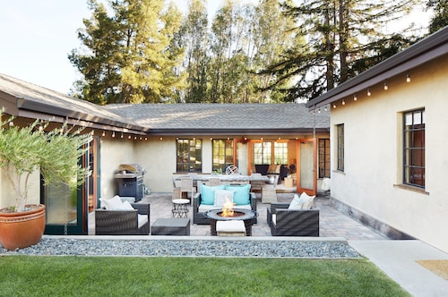 Modern Hacienda Near Downtown Sonoma! ~ Walk to Plaza.  Mid Week Discounts