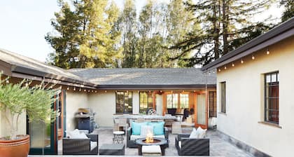 Modern Hacienda Near Downtown Sonoma! ~ Walk to Plaza. Mid Week Discounts