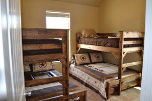 4 bedrooms, WiFi, bed sheets