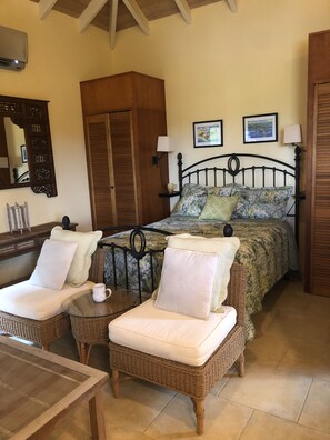 3 sovrum, värdeförvaringsskåp på rummet och skrivbord