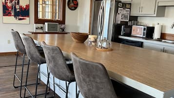 Wasserkocher mit Kaffee-/Teezubehör, Kühlschrank, Mikrowelle, Ofen