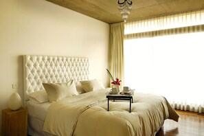 2 bedrooms, in-room safe, desk, blackout drapes