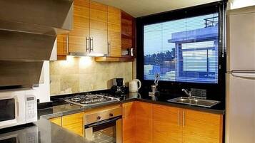 Refrigerador, microondas, horno, placa de cocina