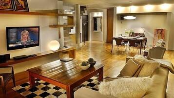 Smart TV, chimenea, reproductor de DVD, libros
