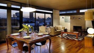 Smart TV, fireplace, DVD player, books