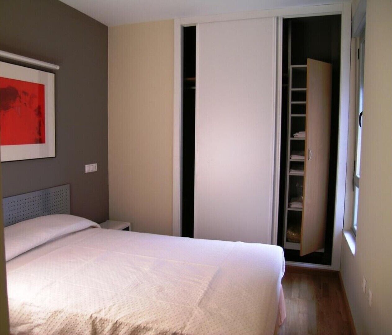 4 makuuhuonetta, tallelokero huoneessa, Wi-Fi, vuodevaatteet