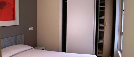 4 makuuhuonetta, tallelokero huoneessa, Wi-Fi, vuodevaatteet