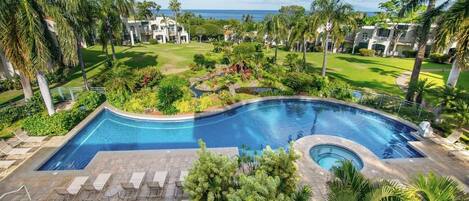 Een infinity pool, een verwarmd zwembad
