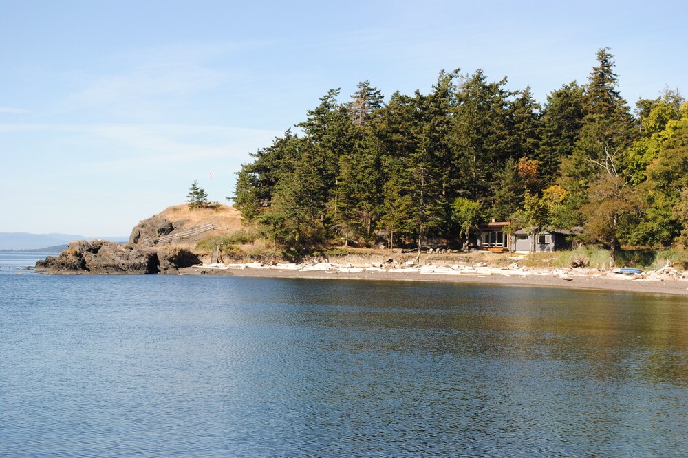Gorgeous Cottage on Low Bank Beachfront near Brooks Point, Watch Whales!