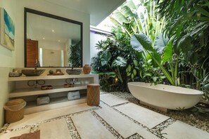 Bathtub, hair dryer, towels, shampoo - Villa Kallayaan - 10mn walk Oberoi Central Seminyak (Seminyak)