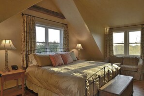 5 bedrooms, iron/ironing board, Internet, bed sheets