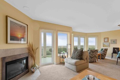 AMAZING ocean views, Pets Ok, Steps to Town and Beach (Sun)