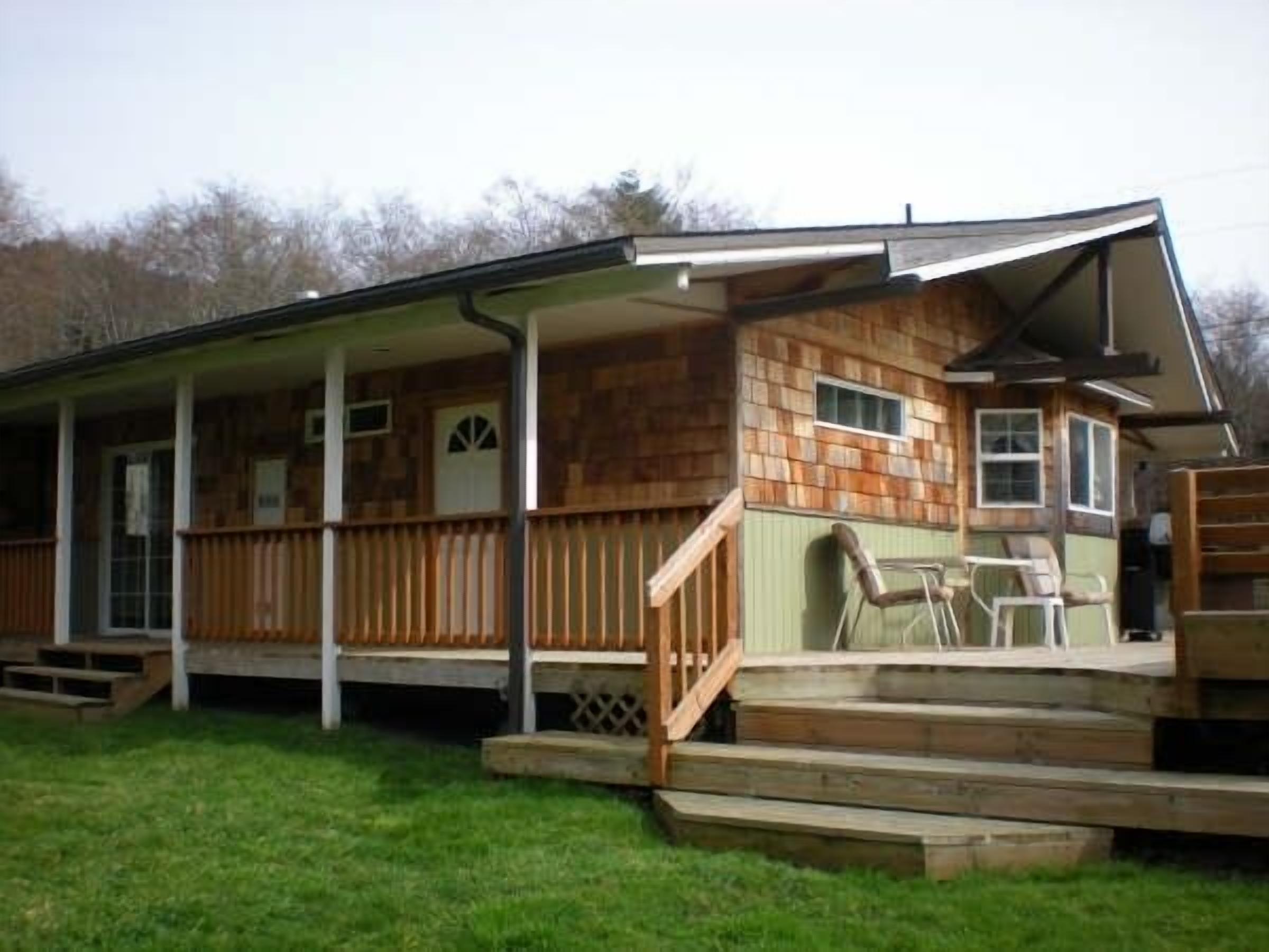 Relaxing and Peaceful, Stroll to the Winchuck River & Ocean.. Maximum 1 dog...