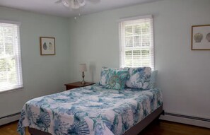 4 bedrooms, iron/ironing board, free WiFi, bed sheets - Charming & spacious beach home in Bonnet Shores, Narragansett (Narragansett)