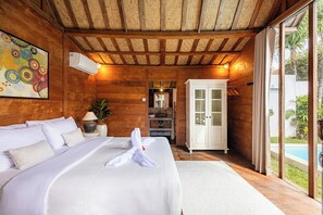 4 bedrooms, in-room safe, desk, iron/ironing board
