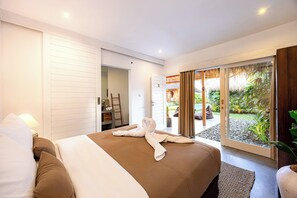 4 bedrooms, in-room safe, desk, iron/ironing board - Central Seminyak Oberoi 800m beach - Villa Gladak (Seminyak)