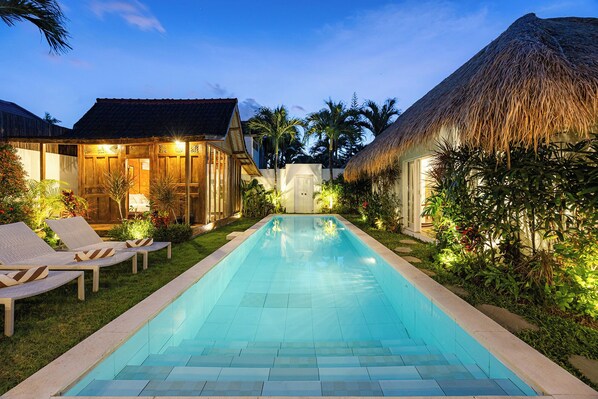 Outdoor pool, pool loungers