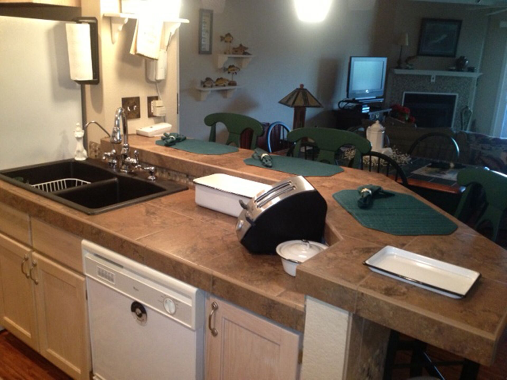 State Park - Lakeside Condo - Perfect for Four