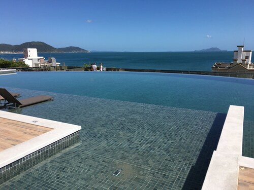 Fit neues Design - Spielbereich mit Infinity-Pool und spektakulärer Aussicht 